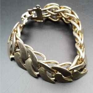Stunning vintage swirl bracelet. B313